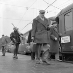 836655 Afbeelding van reizigers voor de Bergland Express op het N.S.-station Den Haag S.S. te Den Haag.